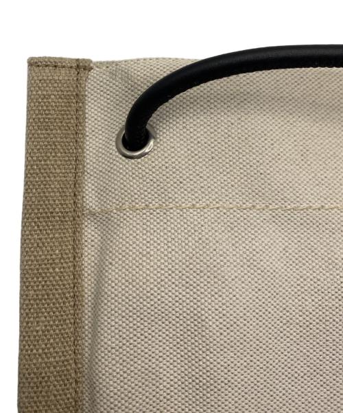 Saint Laurent Paris（サンローランパリ）Saint Laurent Paris (サンローランパリ) フラットクロスボディバッグ ホワイト×ベージュの古着・服飾アイテム