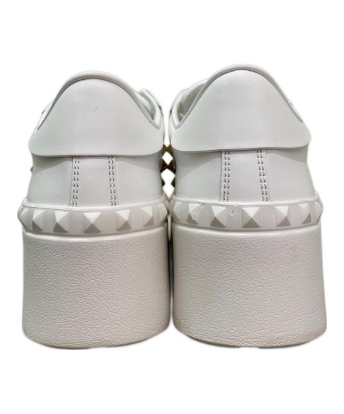 VALENTINO GARAVANI（ヴァレンティノ・ガラヴァーニ）VALENTINO GARAVANI (ヴァレンティノ・ガラヴァーニ) ロックスタッズアンタイトルドスニーカー ホワイト×ゴールド サイズ:37の古着・服飾アイテム