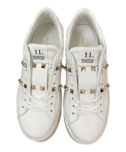 VALENTINO GARAVANI（ヴァレンティノ・ガラヴァーニ）VALENTINO GARAVANI (ヴァレンティノ・ガラヴァーニ) ロックスタッズアンタイトルドスニーカー ホワイト×ゴールド サイズ:37の古着・服飾アイテム