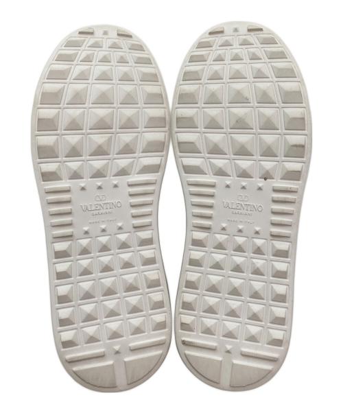 VALENTINO GARAVANI（ヴァレンティノ・ガラヴァーニ）VALENTINO GARAVANI (ヴァレンティノ・ガラヴァーニ) ロックスタッズアンタイトルドスニーカー ホワイト×ゴールド サイズ:37の古着・服飾アイテム