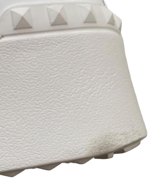 VALENTINO GARAVANI（ヴァレンティノ・ガラヴァーニ）VALENTINO GARAVANI (ヴァレンティノ・ガラヴァーニ) ロックスタッズアンタイトルドスニーカー ホワイト×ゴールド サイズ:37の古着・服飾アイテム