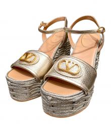 VALENTINO GARAVANI（ヴァレンティノ・ガラヴァーニ）の古着「Vロゴシグネチャーウェッジソールサンダル」｜シルバー×ゴールド