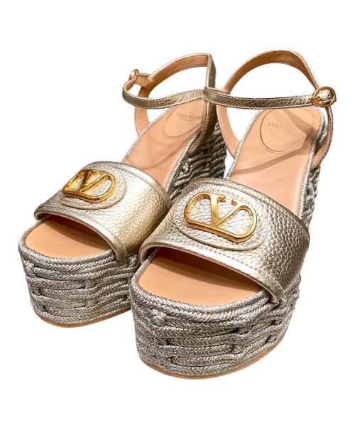 VALENTINO GARAVANI（ヴァレンティノ・ガラヴァーニ）VALENTINO GARAVANI (ヴァレンティノ・ガラヴァーニ) Vロゴシグネチャーウェッジソールサンダル シルバー×ゴールド サイズ:37の古着・服飾アイテム