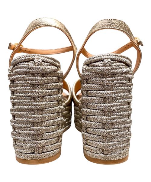 VALENTINO GARAVANI（ヴァレンティノ・ガラヴァーニ）VALENTINO GARAVANI (ヴァレンティノ・ガラヴァーニ) Vロゴシグネチャーウェッジソールサンダル シルバー×ゴールド サイズ:37の古着・服飾アイテム