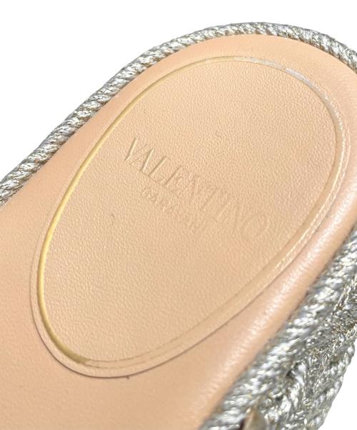 VALENTINO GARAVANI（ヴァレンティノ・ガラヴァーニ）VALENTINO GARAVANI (ヴァレンティノ・ガラヴァーニ) Vロゴシグネチャーウェッジソールサンダル シルバー×ゴールド サイズ:37の古着・服飾アイテム