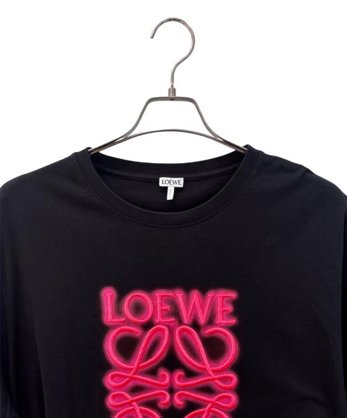 LOEWE（ロエベ）LOEWE (ロエベ) アナグラムロゴ刺繍 Tシャツ / スプレーペイント風 ブラック×ピンク サイズ:XLの古着・服飾アイテム