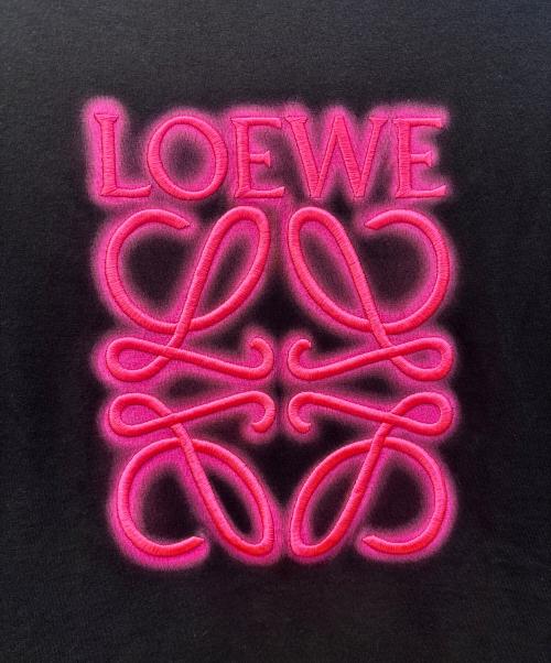 LOEWE（ロエベ）LOEWE (ロエベ) アナグラムロゴ刺繍 Tシャツ / スプレーペイント風 ブラック×ピンク サイズ:XLの古着・服飾アイテム