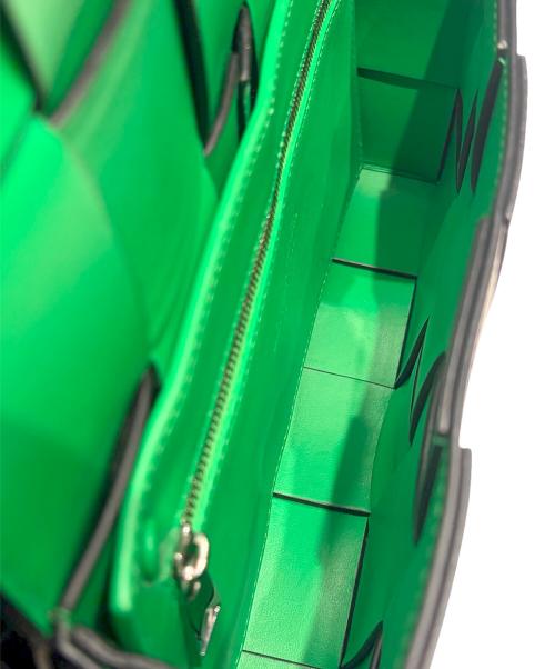 BOTTEGA VENETA（ボッテガベネタ）BOTTEGA VENETA (ボッテガベネタ) カセットバッグ ブラック×グリーンの古着・服飾アイテム