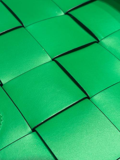 BOTTEGA VENETA（ボッテガベネタ）BOTTEGA VENETA (ボッテガベネタ) カセットバッグ ブラック×グリーンの古着・服飾アイテム