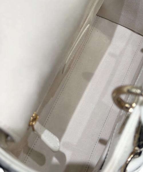 Christian Dior（クリスチャン ディオール）Christian Dior (クリスチャン ディオール) Lady Dior Medium / レディディオール ミディアム ホワイト サイズ:ミディアムの古着・服飾アイテム