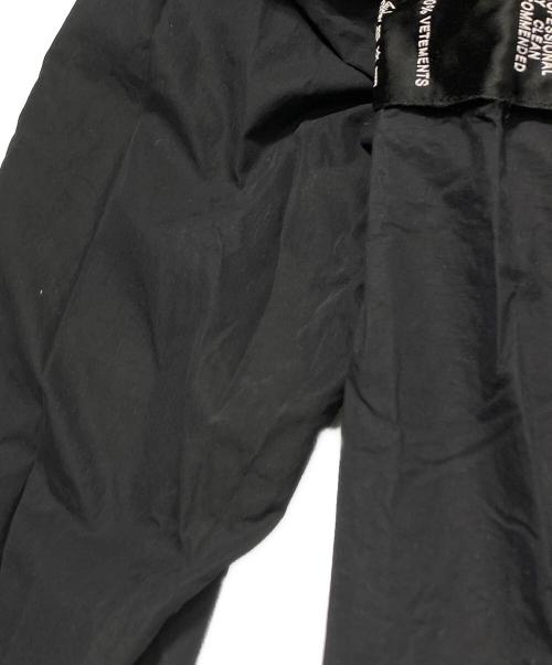 VETEMENTS（ヴェトモン）VETEMENTS (ヴェトモン) Care label-detail shell hooded jacket ブラック サイズ:Sの古着・服飾アイテム