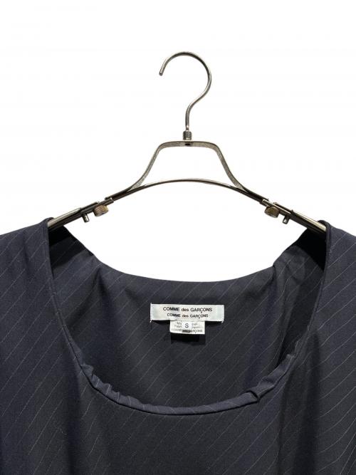 COMME des GARCONS COMME des GARCONS（コムデギャルソン コムデギャルソン）COMME des GARCONS COMME des GARCONS (コムデギャルソン コムデギャルソン) 変形ピンストライプノースリーブワンピース ネイビー サイズ:Sの古着・服飾アイテム