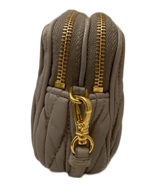 MIU MIU（ミュウミュウ）MIU MIU (ミュウミュウ) マテラッセミニショルダーバッグ ベージュの古着・服飾アイテム