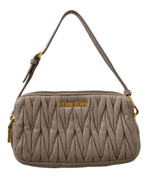MIU MIU（ミュウミュウ）MIU MIU (ミュウミュウ) マテラッセミニショルダーバッグ ベージュの古着・服飾アイテム