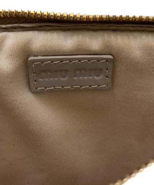 MIU MIU（ミュウミュウ）MIU MIU (ミュウミュウ) マテラッセミニショルダーバッグ ベージュの古着・服飾アイテム
