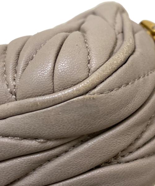 MIU MIU（ミュウミュウ）MIU MIU (ミュウミュウ) マテラッセミニショルダーバッグ ベージュの古着・服飾アイテム