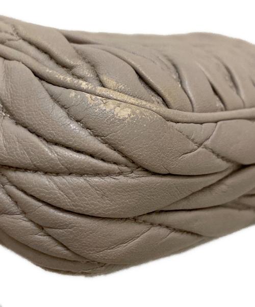 MIU MIU（ミュウミュウ）MIU MIU (ミュウミュウ) マテラッセミニショルダーバッグ ベージュの古着・服飾アイテム