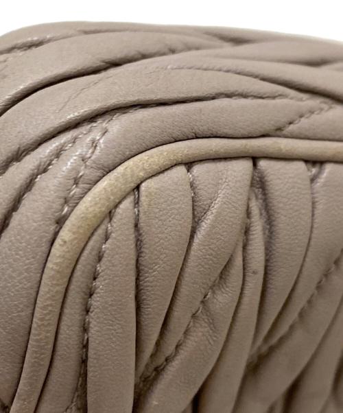 MIU MIU（ミュウミュウ）MIU MIU (ミュウミュウ) マテラッセミニショルダーバッグ ベージュの古着・服飾アイテム