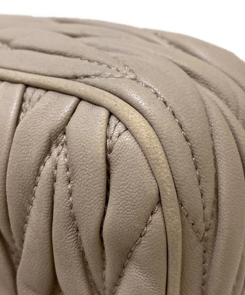 MIU MIU（ミュウミュウ）MIU MIU (ミュウミュウ) マテラッセミニショルダーバッグ ベージュの古着・服飾アイテム