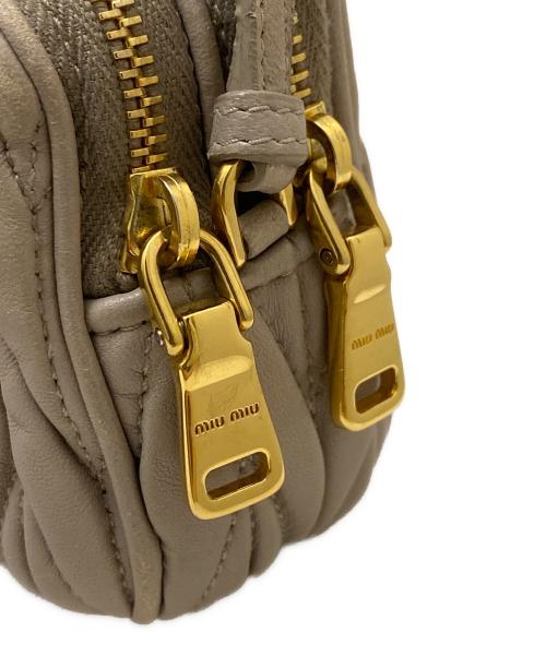 MIU MIU（ミュウミュウ）MIU MIU (ミュウミュウ) マテラッセミニショルダーバッグ ベージュの古着・服飾アイテム