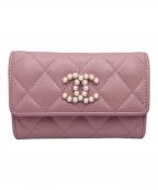 CHANELシャネル）の古着「フェイクパールココマーク パスケース」｜ピンク