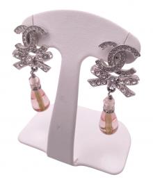 CHANEL（シャネル）の古着「ココマークラインストーンリボンドロップピアス/」