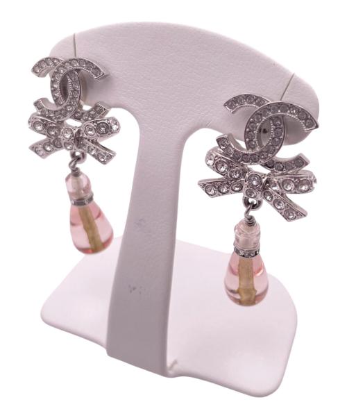 CHANEL（シャネル）CHANEL (シャネル) ココマークラインストーンリボンドロップピアス/ サイズ:-の古着・服飾アイテム