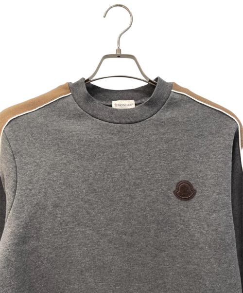 MONCLER（モンクレール）MONCLER (モンクレール) ロゴパッチ クルーネックスウェット グレー×ブラウン サイズ:Ｓの古着・服飾アイテム