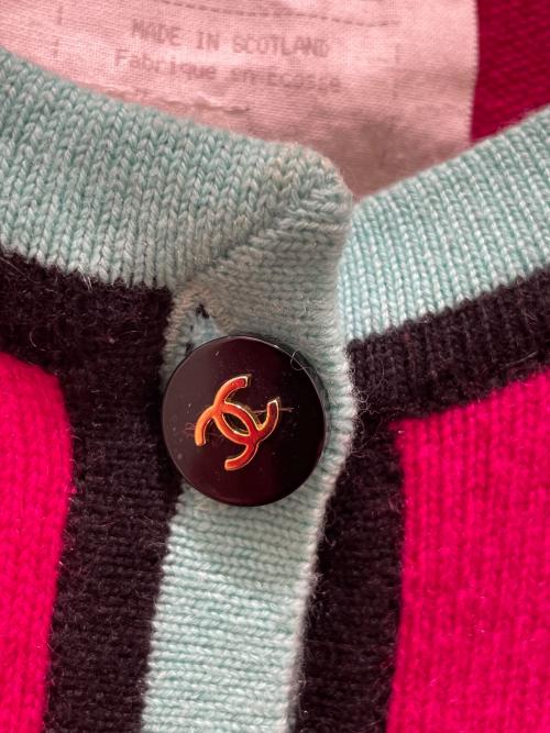 CHANEL（シャネル）CHANEL (シャネル) P03 94A ココーマクボタン カシミヤカーディガン ショッキングピンク サイズ:40の古着・服飾アイテム