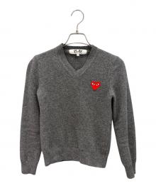 PLAY COMME des GARCONS（プレイコムデギャルソン）の古着「PLAYハートVネックニット」｜グレー