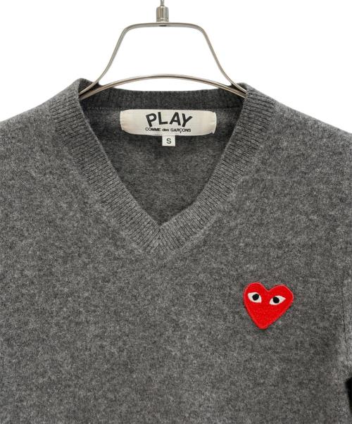 PLAY COMME des GARCONS（プレイコムデギャルソン）PLAY COMME des GARCONS (プレイコムデギャルソン) PLAYハートVネックニット グレー サイズ:Ｓの古着・服飾アイテム