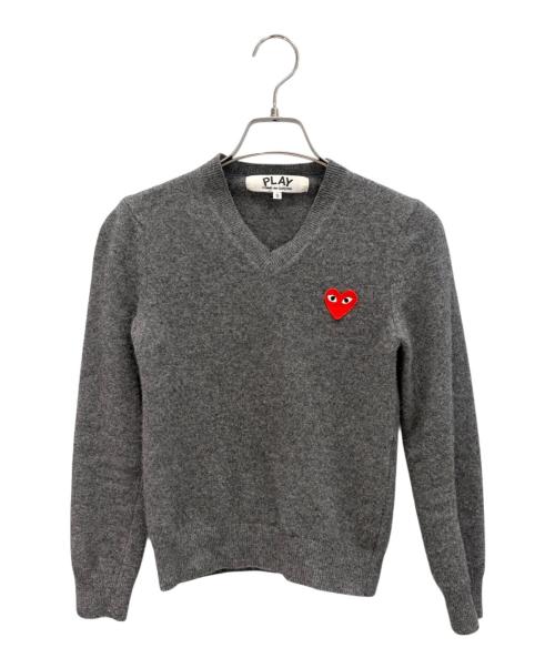 PLAY COMME des GARCONS（プレイコムデギャルソン）PLAY COMME des GARCONS (プレイコムデギャルソン) PLAYハートVネックニット グレー サイズ:Ｓの古着・服飾アイテム