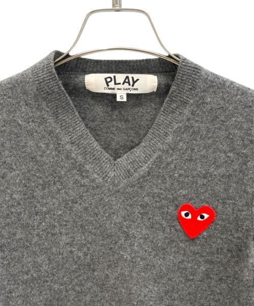 PLAY COMME des GARCONS（プレイコムデギャルソン）PLAY COMME des GARCONS (プレイコムデギャルソン) PLAYハートVネックニット グレー サイズ:Ｓの古着・服飾アイテム