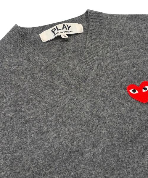PLAY COMME des GARCONS（プレイコムデギャルソン）PLAY COMME des GARCONS (プレイコムデギャルソン) PLAYハートVネックニット グレー サイズ:Ｓの古着・服飾アイテム