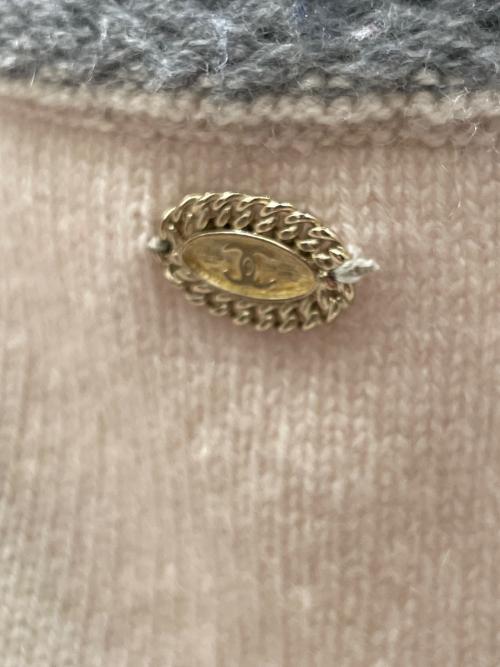 CHANEL（シャネル）CHANEL (シャネル) 05A カシミヤ ココマークボタン トッパーカディガン ベージュ×ブラック サイズ:42の古着・服飾アイテム