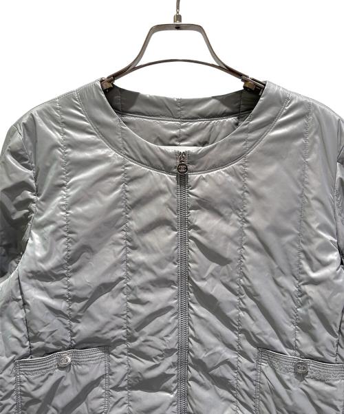 CHANEL（シャネル）CHANEL (シャネル) ココマークボタンナイロンノーカラーダウンジャケット グレー サイズ:40の古着・服飾アイテム