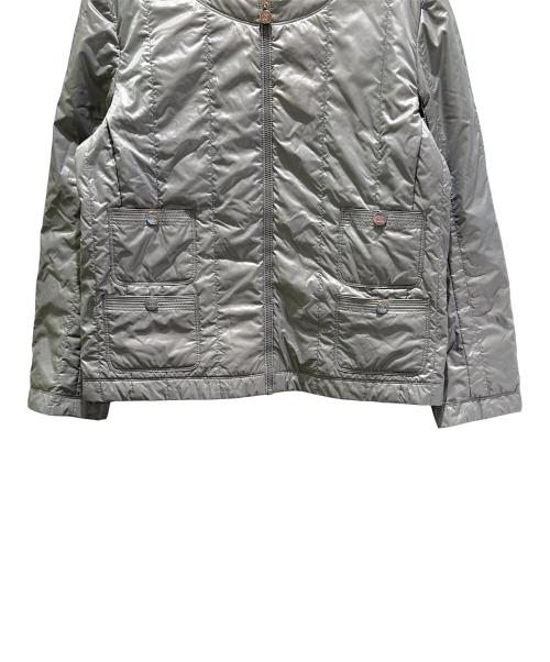 CHANEL（シャネル）CHANEL (シャネル) ココマークボタンナイロンノーカラーダウンジャケット グレー サイズ:40の古着・服飾アイテム