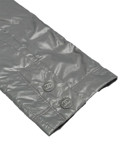 CHANEL（シャネル）CHANEL (シャネル) ココマークボタンナイロンノーカラーダウンジャケット グレー サイズ:40の古着・服飾アイテム