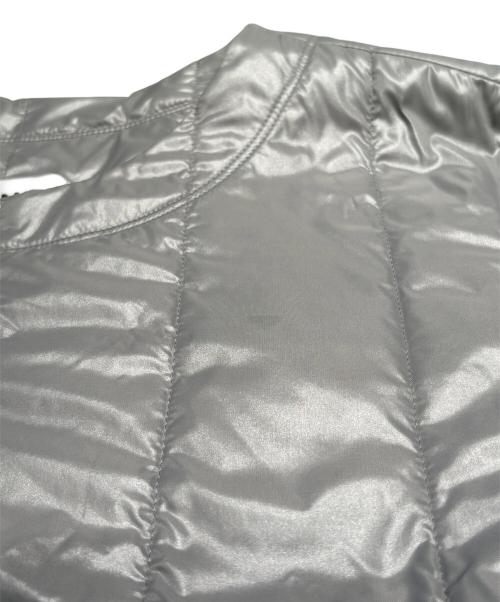 CHANEL（シャネル）CHANEL (シャネル) ココマークボタンナイロンノーカラーダウンジャケット グレー サイズ:40の古着・服飾アイテム