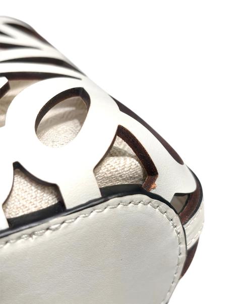 LOEWE（ロエベ）LOEWE (ロエベ) カットアウトポケット / ショルダーバッグ ホワイトの古着・服飾アイテム