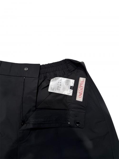 VALENTINO（ヴァレンティノ）VALENTINO (ヴァレンティノ) Logo Patch Bermuda Shorts/ロゴパッチ バミューダショーツ ブラック サイズ:44の古着・服飾アイテム