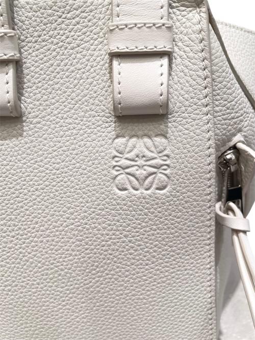 LOEWE（ロエベ）LOEWE (ロエベ) ハンモックバッグ コンパクト ホワイト系 サイズ:コンパクトの古着・服飾アイテム