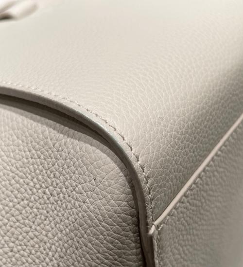 LOEWE（ロエベ）LOEWE (ロエベ) ハンモックバッグ コンパクト ホワイト系 サイズ:コンパクトの古着・服飾アイテム