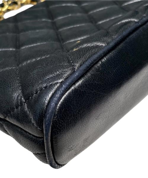 CHANEL（シャネル）CHANEL (シャネル) ヴィンテージマトラッセチェーンミニハンドバッグ ブラック×ゴールド金具の古着・服飾アイテム