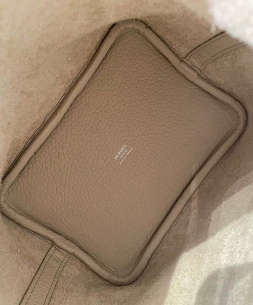HERMES（エルメス）HERMES (エルメス) ピコタンロックPM/シルバー金具/トリヨンクレマンス/U刻印：2022年 ベージュ系×シルバー金具 サイズ:PMの古着・服飾アイテム