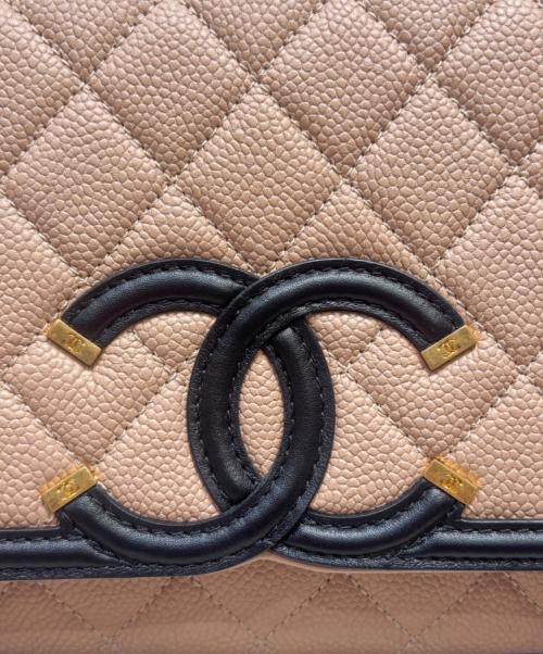 CHANEL（シャネル）CHANEL (シャネル) CCフィグリー チェーンショルダーバッグ ベージュ×ゴールド金具の古着・服飾アイテム