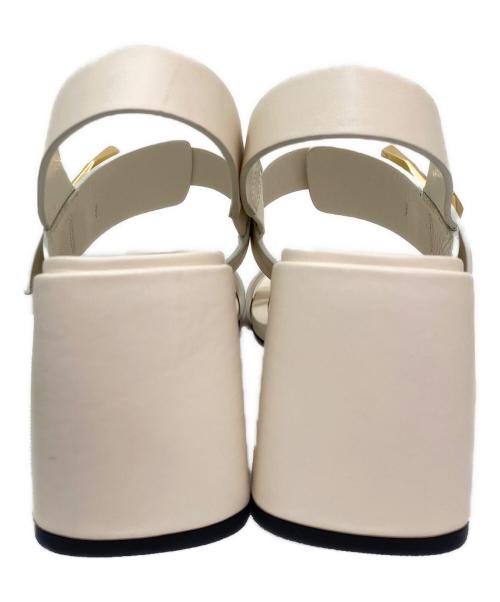 JIMMY CHOO（ジミーチュウ）JIMMY CHOO (ジミーチュウ) チャンキーヒール ストラップサンダル ホワイト サイズ:37 1/2の古着・服飾アイテム