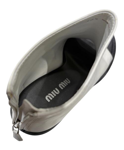 MIU MIU（ミュウミュウ）MIU MIU (ミュウミュウ) オープントゥショートブーツ ホワイト サイズ:36 1/2の古着・服飾アイテム