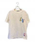 LOUIS VUITTONルイ ヴィトン）の古着「NBA LVロゴプリント Tシャツ 半袖 カットソー」｜アイボリー