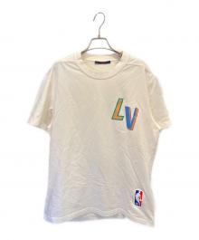 LOUIS VUITTON（ルイ ヴィトン）の古着「NBA LVロゴプリント Tシャツ 半袖 カットソー」｜アイボリー